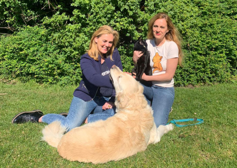 Dierenartsen Heleen en Delphine met de HomeVet-hond in een park